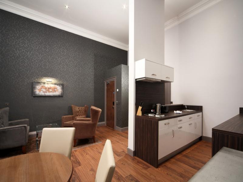 Roomzzz Aparthotel