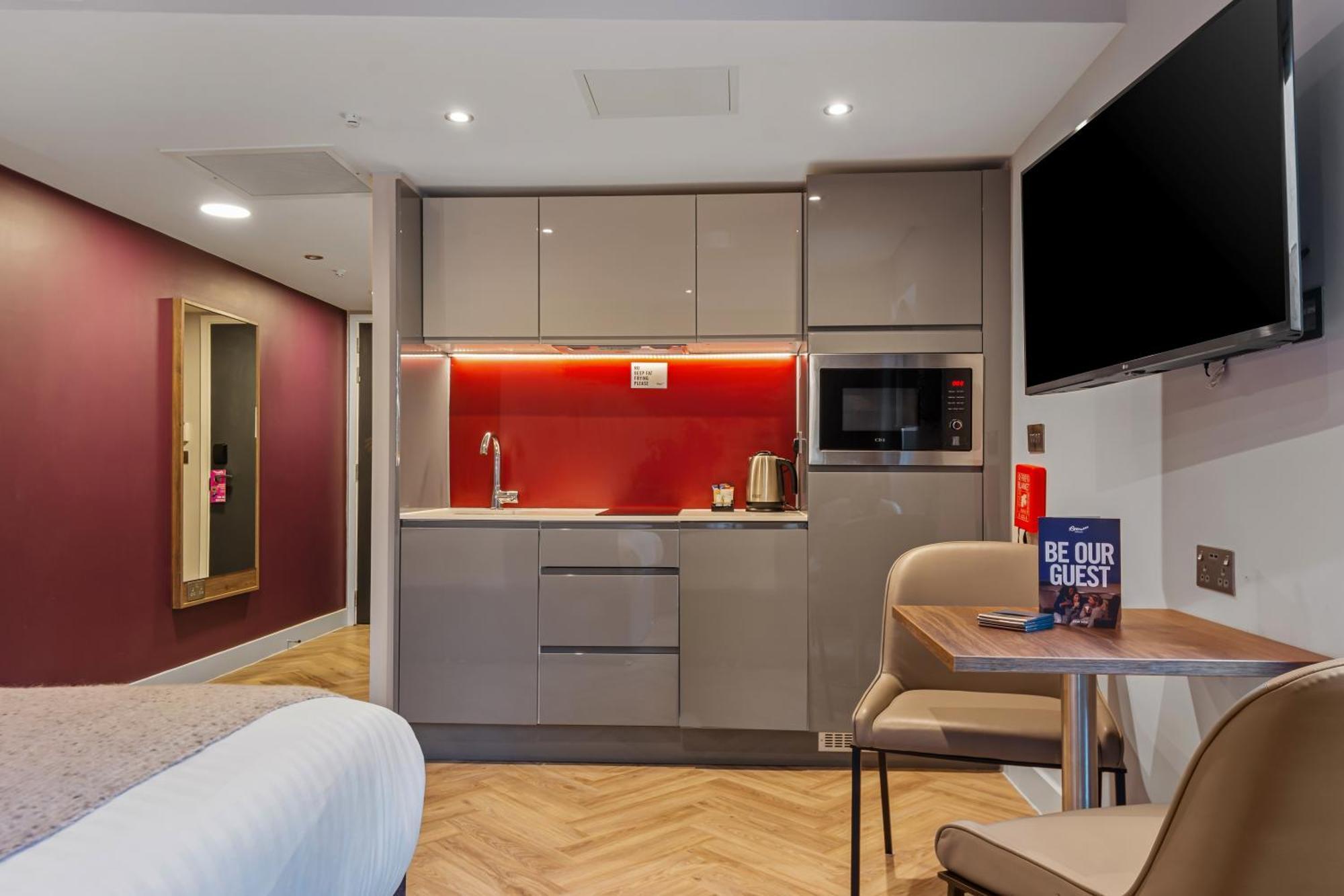 Roomzzz Aparthotel 4*