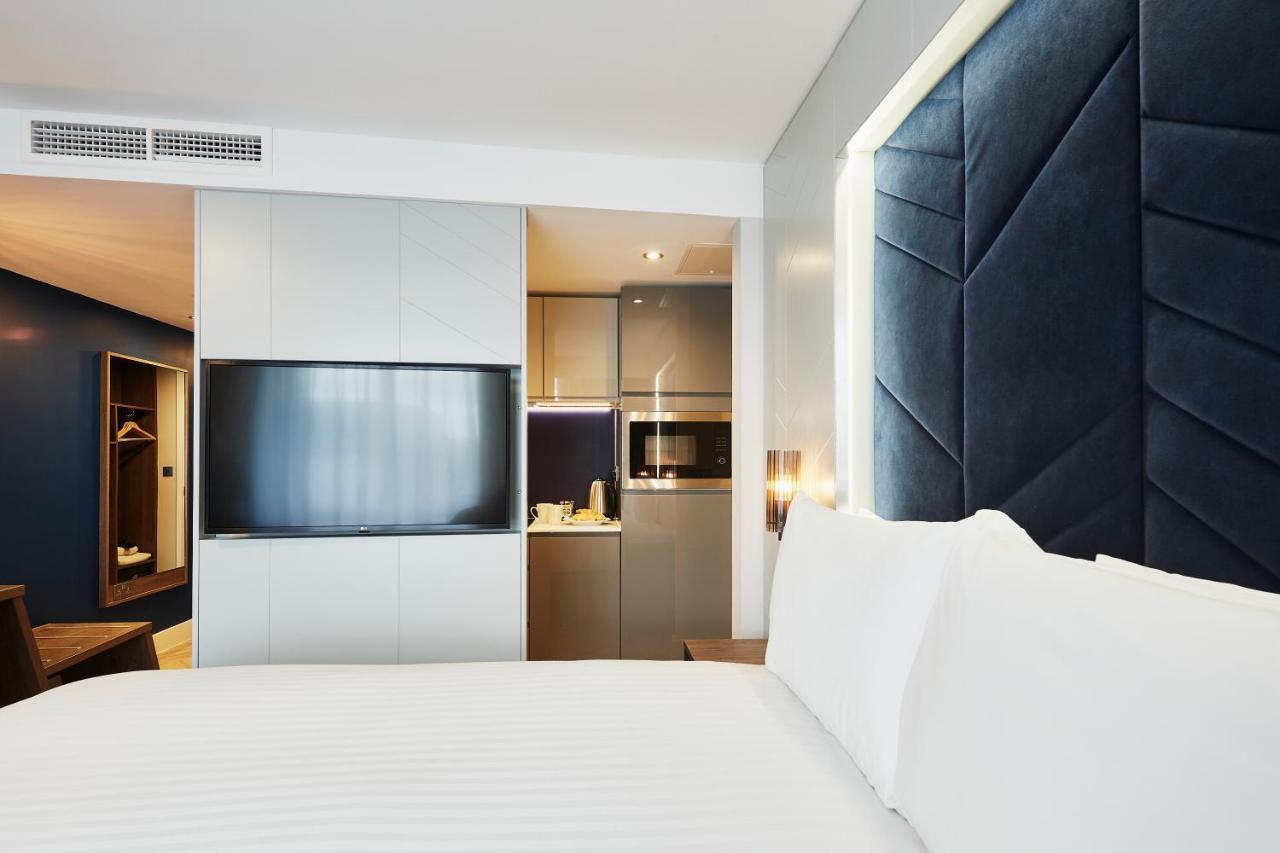 Roomzzz Aparthotel 4*